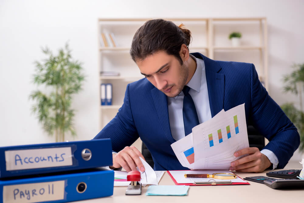 Professional payroll consultant providing remote support through trusted payroll recruitment agencies.