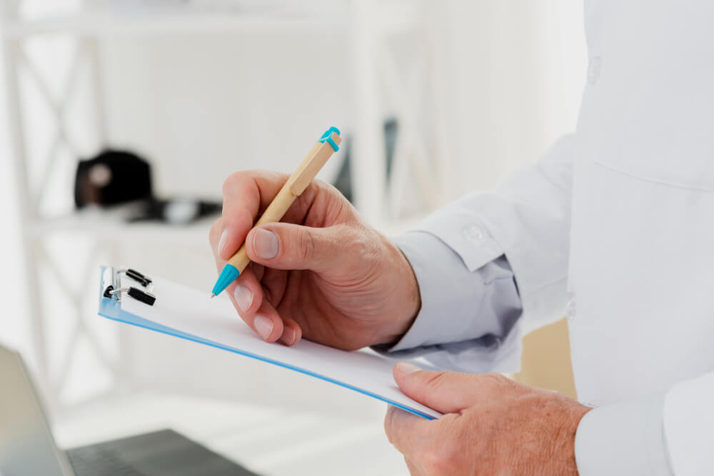 medical scribe writing clinical notes and SOAP notes in electronic health record system