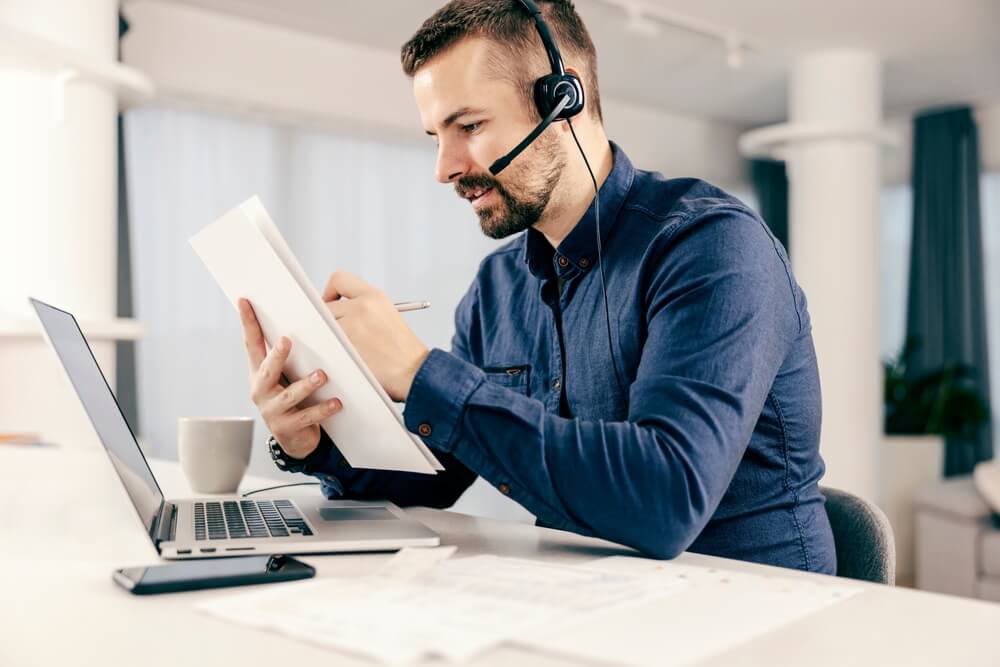 Virtual assistant providing 24/7 support for hotel guests online