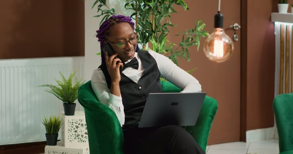 Hospitality virtual assistant responding to guest inquiries through live chat