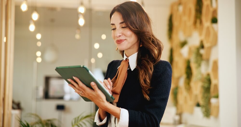 Virtual hospitality assistant managing hotel guest communication remotely